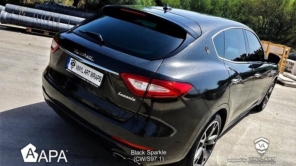 Réalisation en covering APA Gloss Sparkle Black sur Maserati Levante (photo publiée par APA)