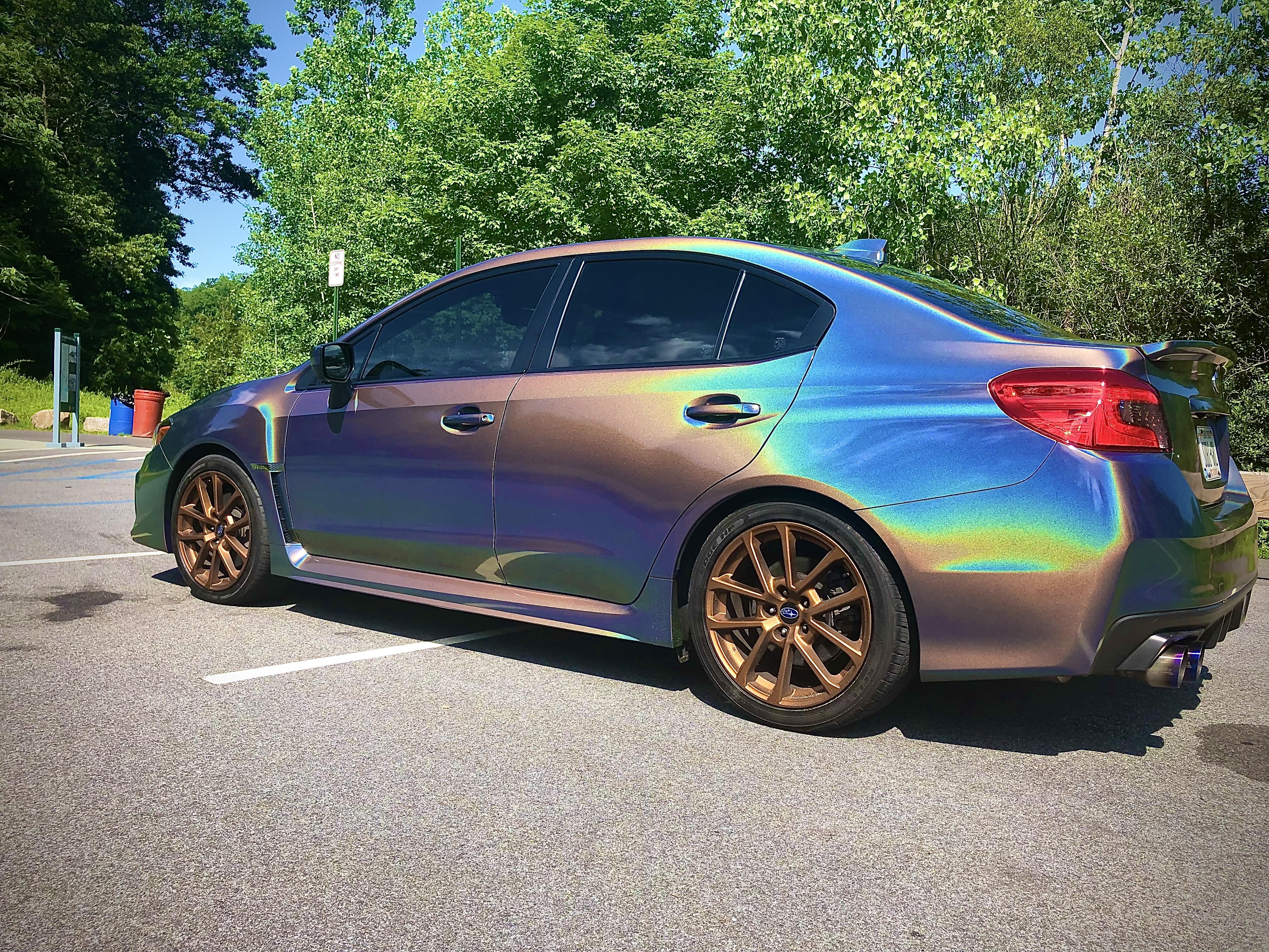 Avery SWF – Gris Métallisé Pride Prismatic Brillant – film covering voiture Brillant Gris prismatique multicolore Avery Dennison® SWF – vue 2