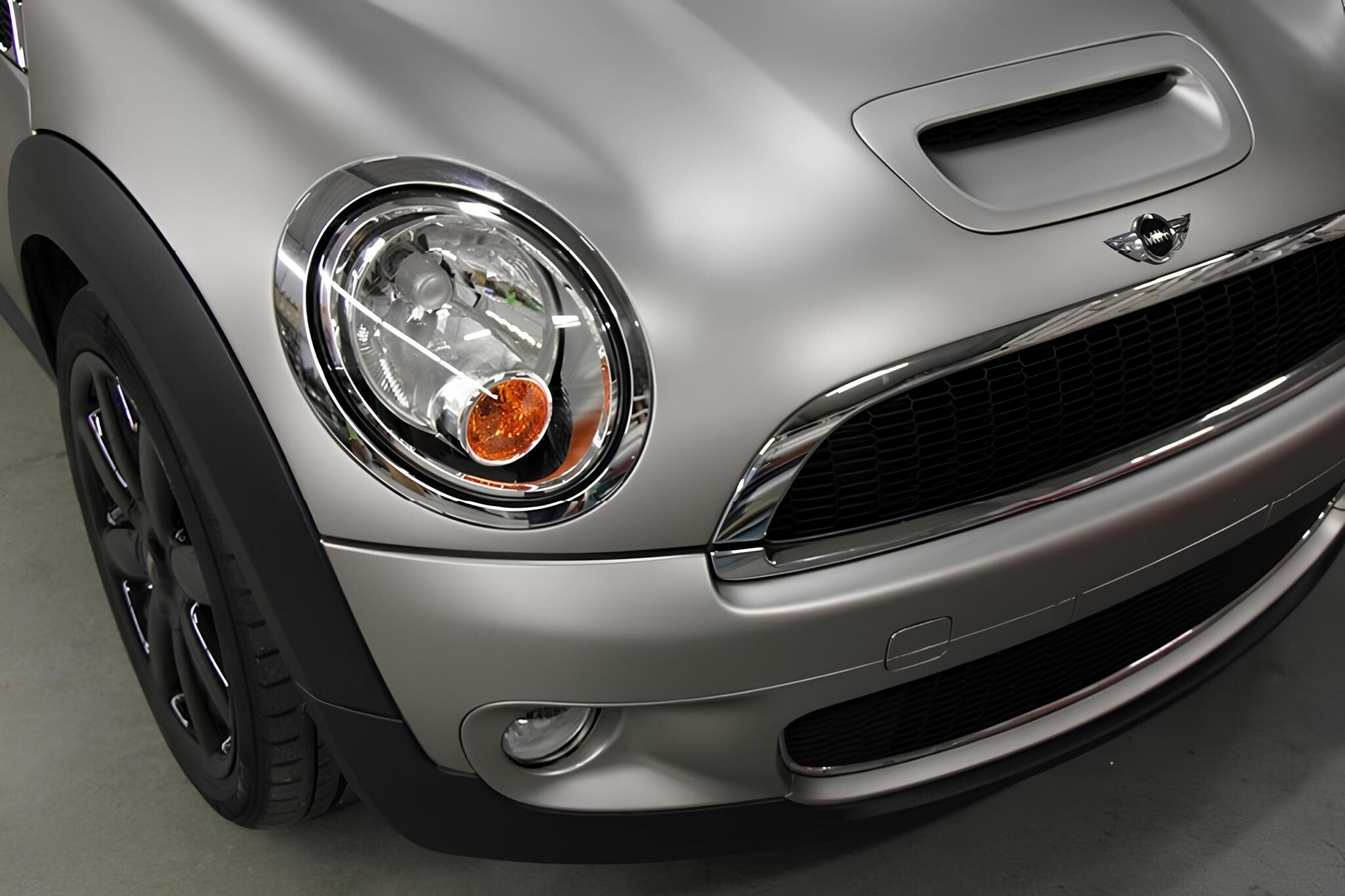 Avery SWF – Gris Métallisé Clair Satiné – Vinyles Covering Satinés Avery Dennison® SWF voiture