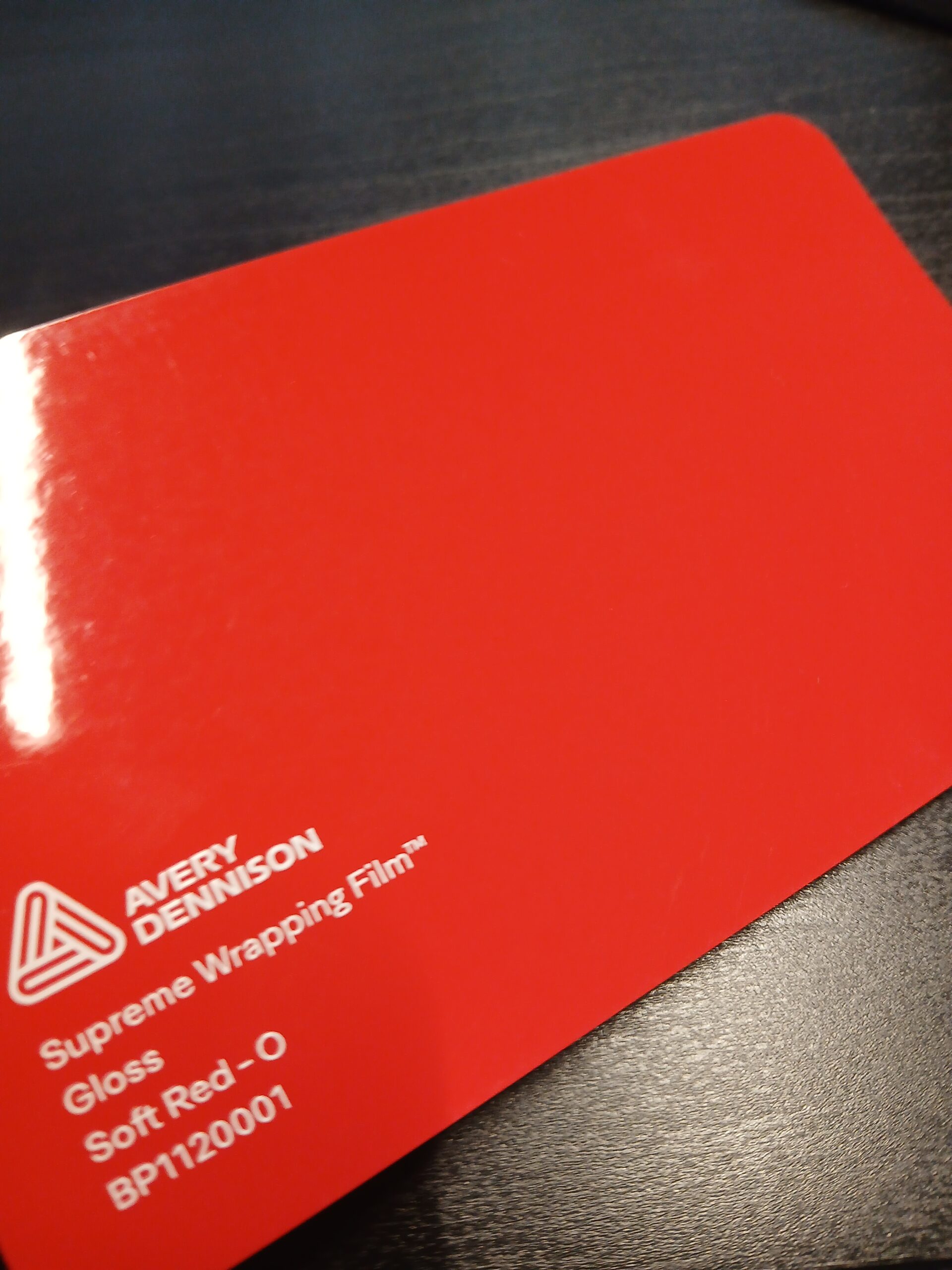 Avery SWF – Soft Red-O Brillant – Vinyles Covering Brillants Avery Dennison® SWF voiture
