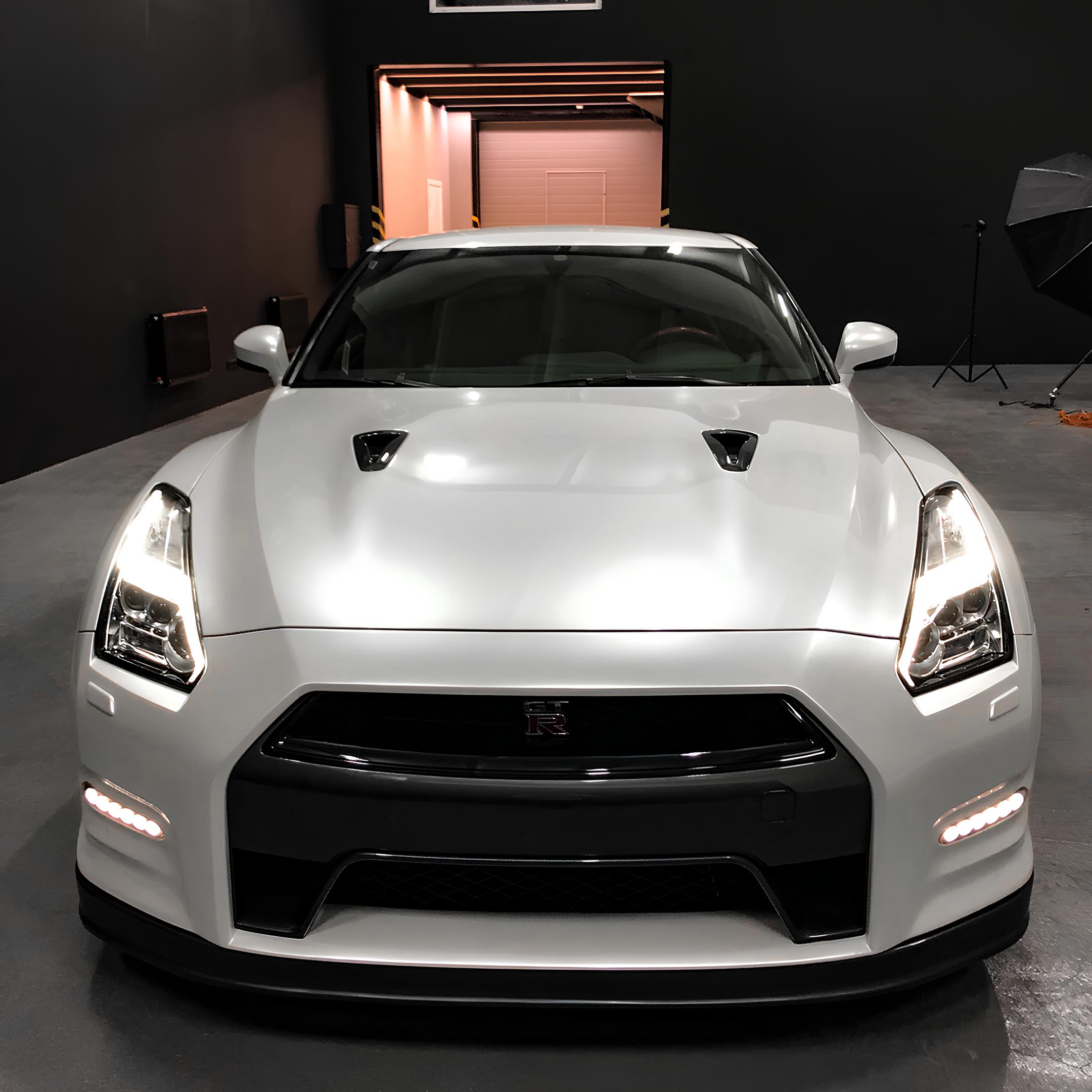 Covering blanc nacré brillant sur une Nissan GT-R vue de face, film Oracal 970 946G Nacre Gloss
