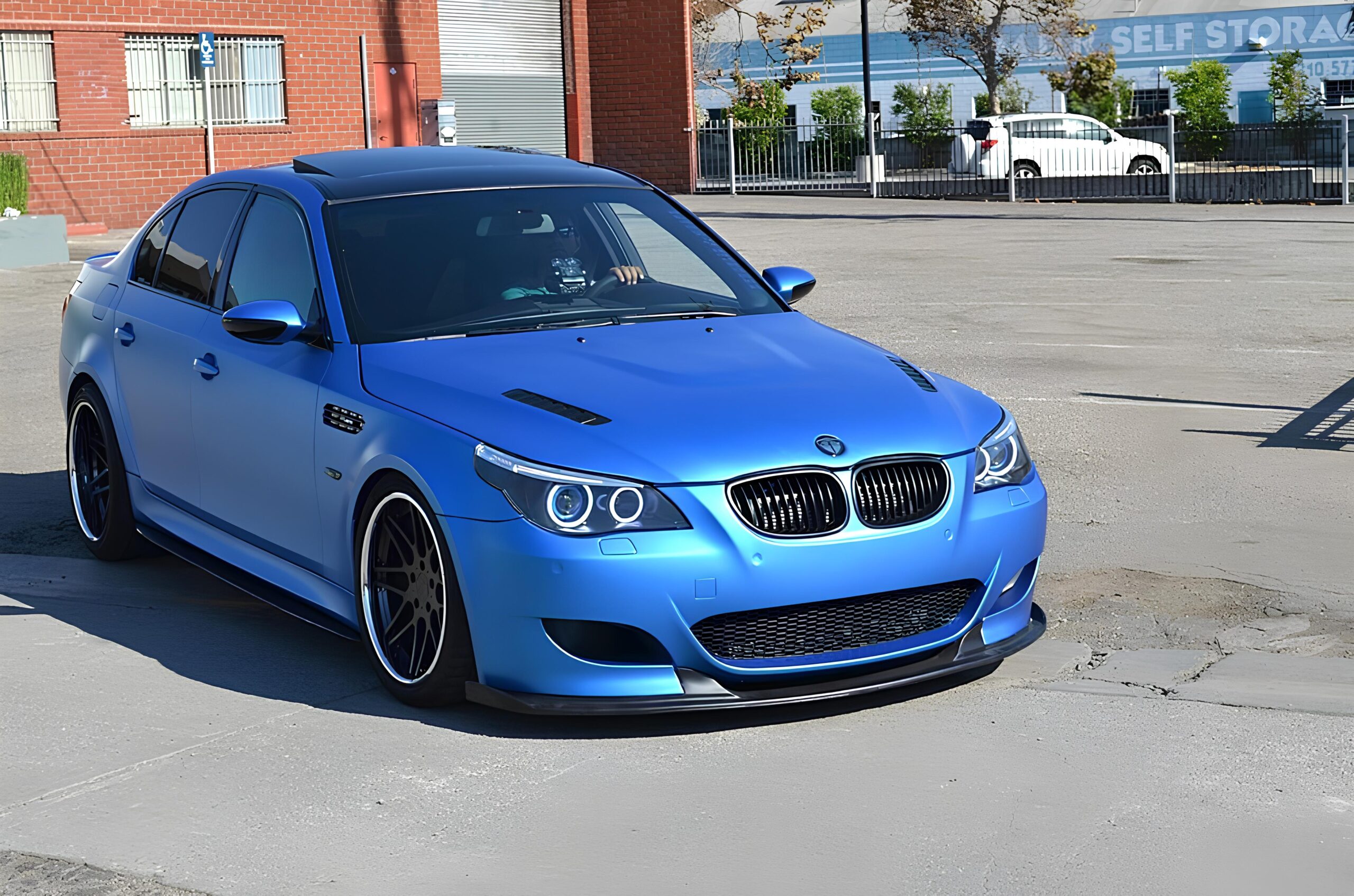 Covering bleu mat sur une berline BMW à toit noir, film Oracal 970 196M Night Blue Metallic Matt