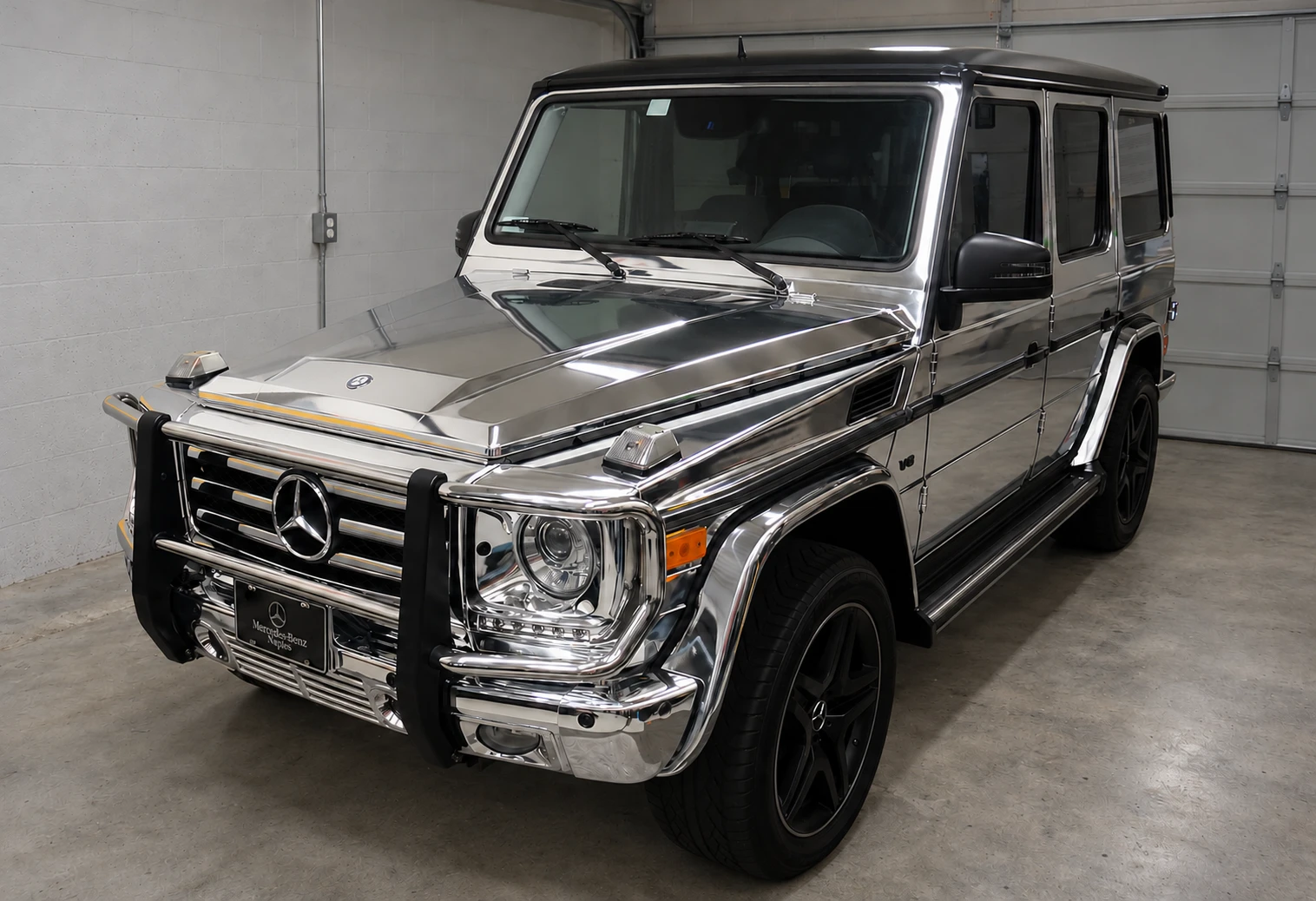 Covering chrome argent sur une Mercedes Classe G à toit noir, vue de trois quarts avant : film Avery SWF Chrome Silver Gloss