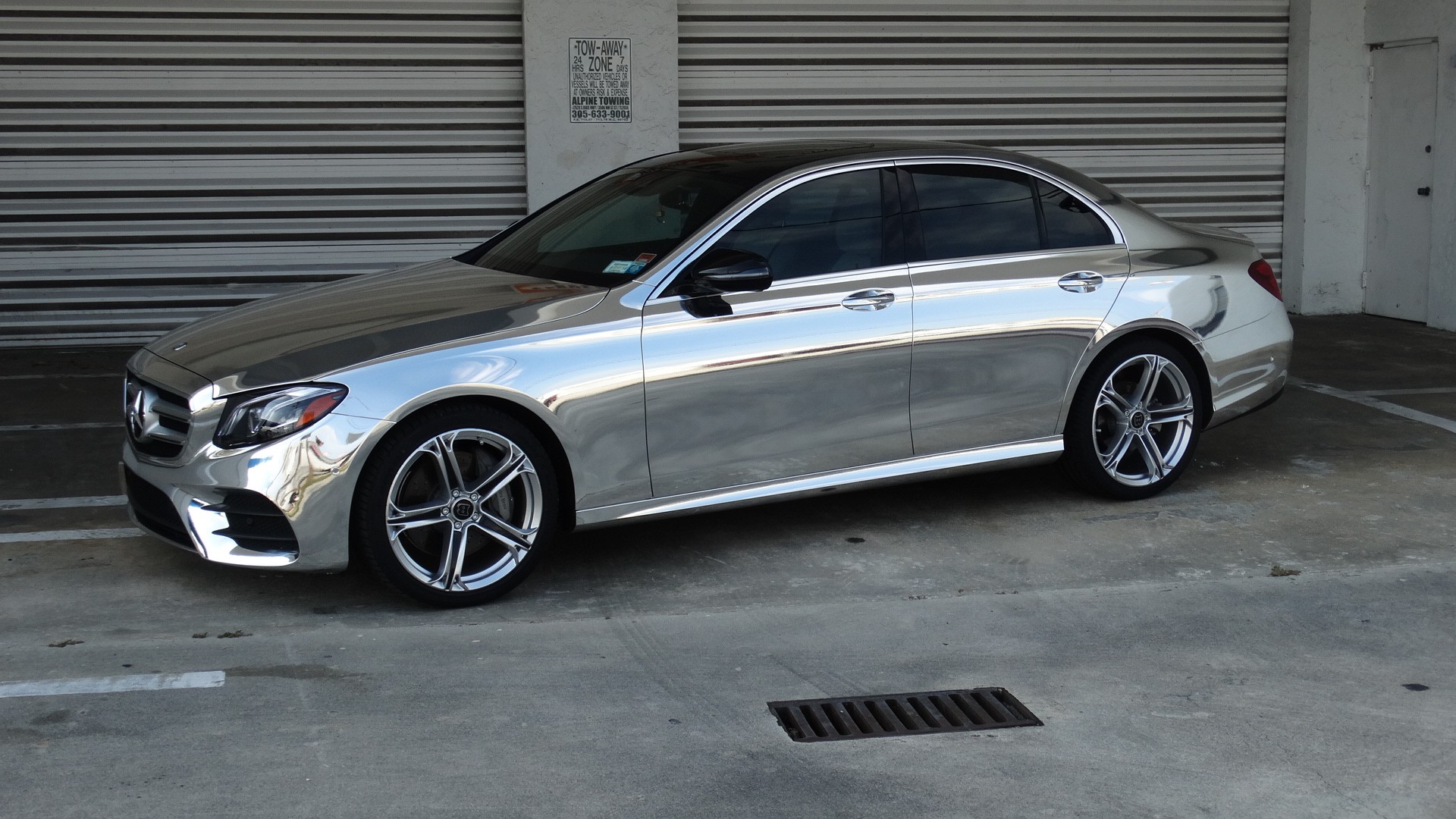 Covering chrome argent sur une Mercedes Classe E à toit noir vue de profil, film Avery SWF Chrome Silver Gloss