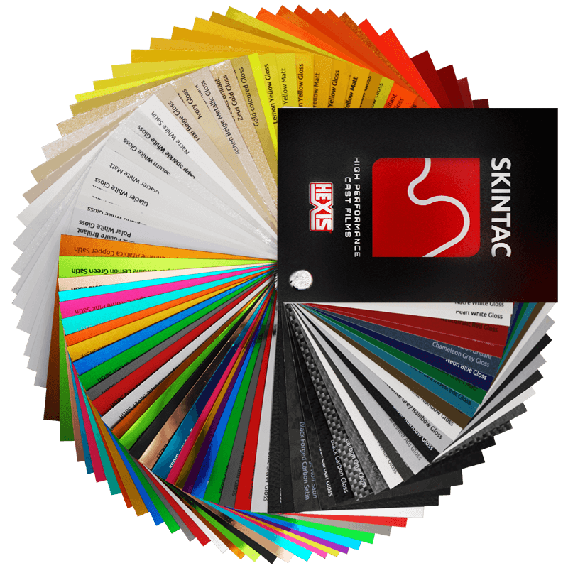 Nuancier Hexis Skintac ouvert en éventail, avec ses cartes de coloris brillants, mats, satinés, chromés et carbone